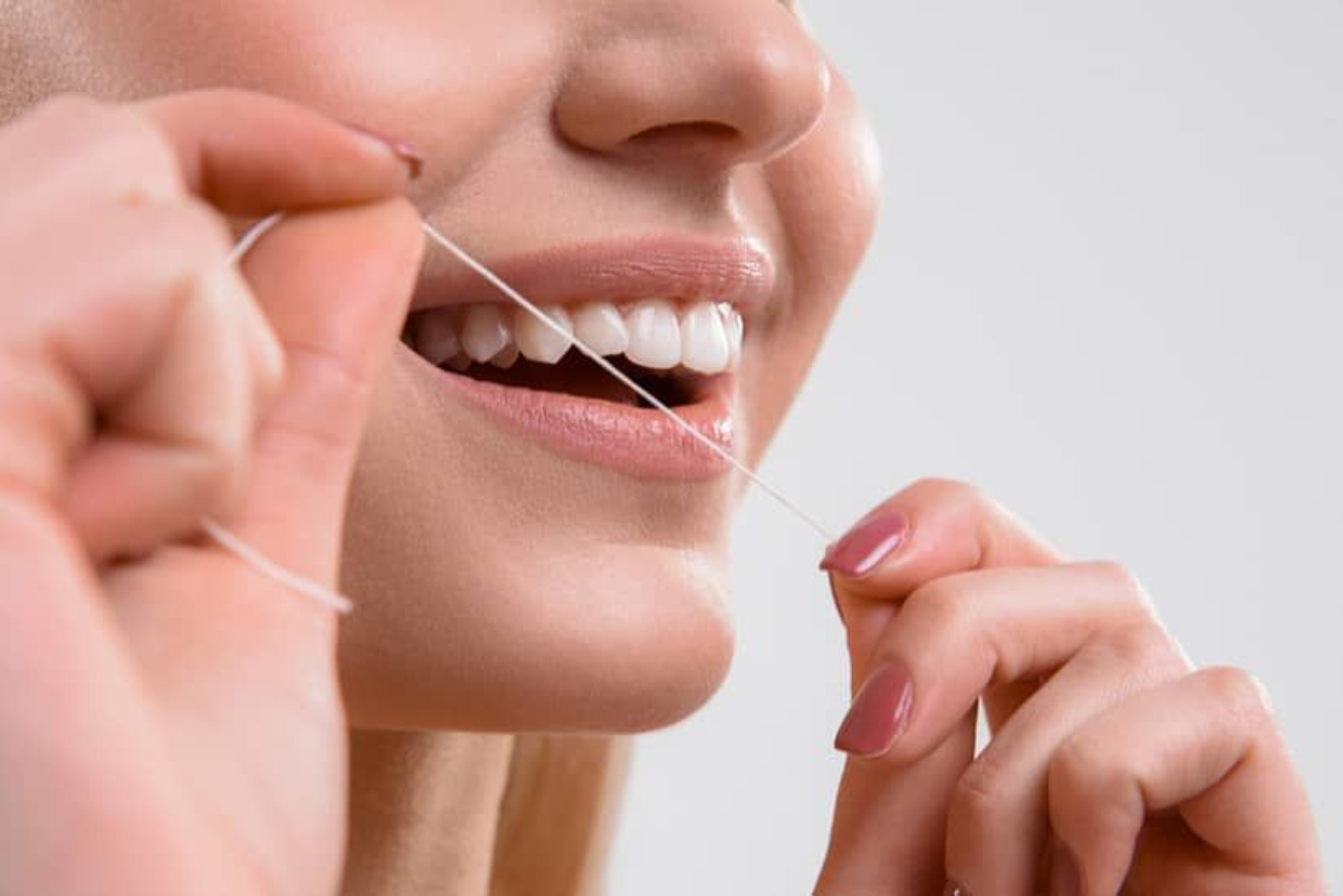 Fita Dental versus Fio Dental: Escolha Seu Aliado na Luta Contra Placas e Resíduos